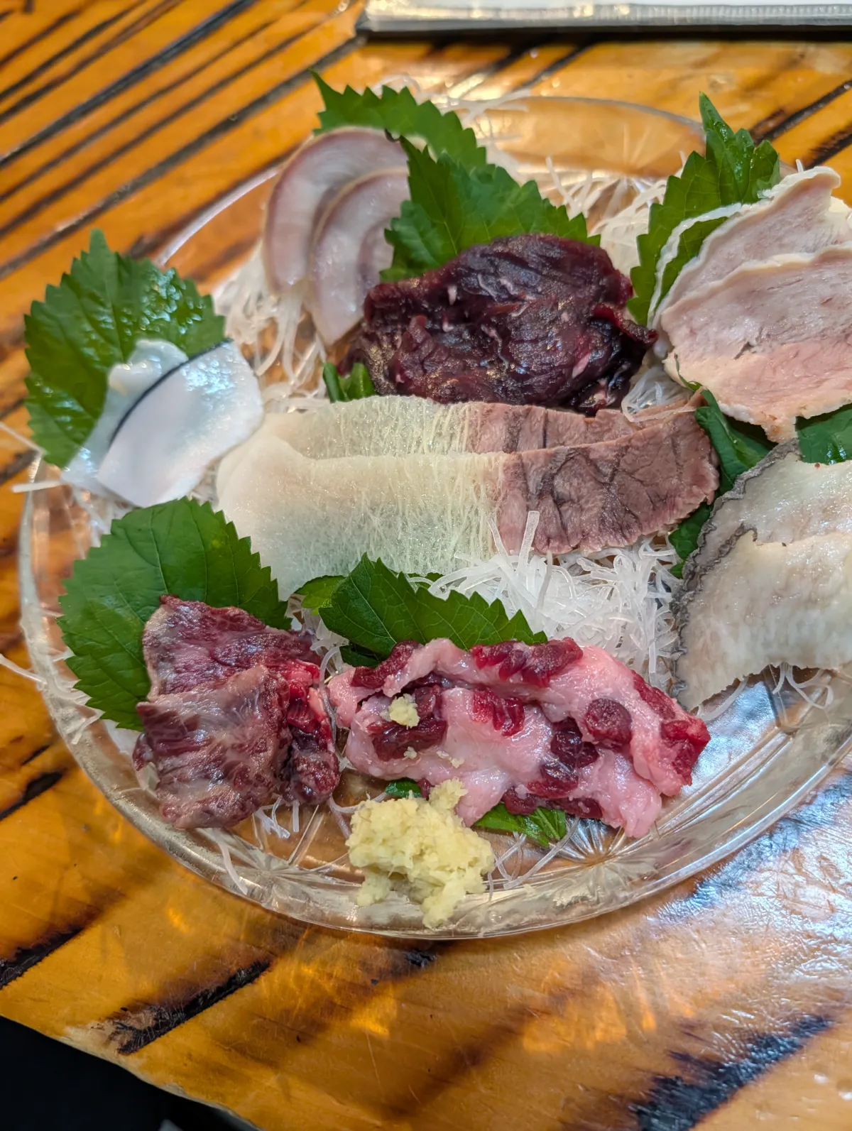 クセとレトロの クジラ刺し